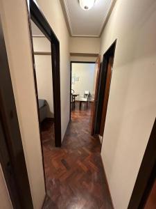 un pasillo con una habitación con una mesa y un espejo en Departamento temporario Maipú 700, Barrio Norte en San Miguel de Tucumán
