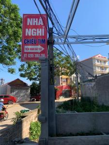 Lạng SơnにあるNhà nghỉ Chiều Tímの道に向かう二階師診療所の看板