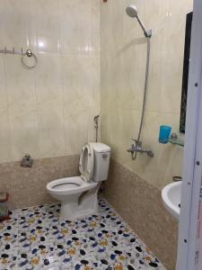 La salle de bains est pourvue de toilettes et d'un lavabo. dans l'établissement Nhà nghỉ Chiều Tím, à Lạng Sơn