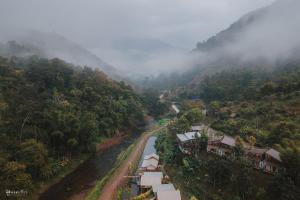 uma vista aérea de uma aldeia numa montanha em Kiri Vari Boutique Resort at Sapan em Ban Huai Ti