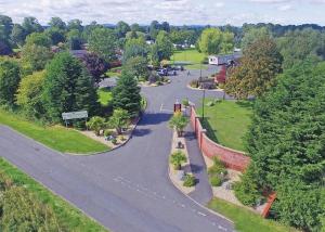 una vista aerea di una strada in un parco di Fir Trees a Chester
