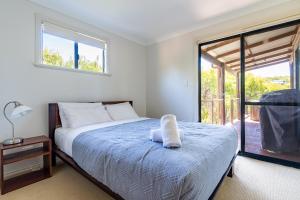 um quarto com uma cama com uma almofada branca em Leeuwin Rise - Gnarabup em Gnarabup