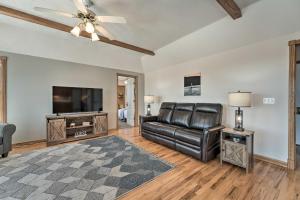 sala de estar con sofá de cuero y TV de pantalla plana en Mountain Home Vacation Rental with Lake View! en Mountain Home