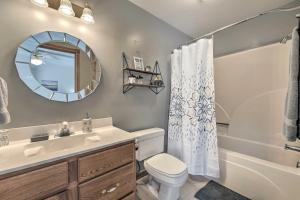 マウンテン・ホームにあるLake-View Retreat with Fire Pit in Mountain Home!の洗面台、トイレ、鏡のあるバスルーム +27枚の写真
