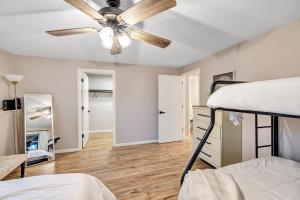 - une chambre avec 2 lits superposés et un ventilateur de plafond dans l'établissement Hazelwood Haven Duplex, à Green Bay