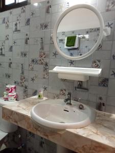 y baño con lavabo y espejo. en COWORX Koh Lanta en Ban Mo Nae
