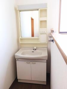uma casa de banho com um lavatório e um espelho em HOSTEL UKS - Vacation STAY 13007 em Nagoia