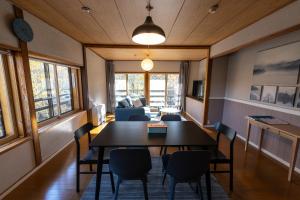 松本的住宿－NORTHSTAR Loft，一间带桌椅的用餐室