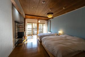 מיטה או מיטות בחדר ב-NORTHSTAR Loft