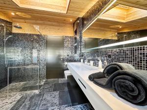 W łazience znajduje się umywalka i prysznic. w obiekcie Crans Montana under the stars w mieście Crans-Montana