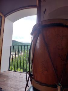 un gran barril de madera en la parte superior de un balcón en Nuna en Salta