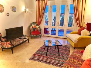 een woonkamer met een bank en een tafel bij South Marina Apartment Wi-Fi available in Hurghada