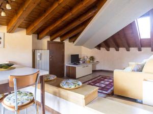 una sala de estar con un sofá y una mesa en Casa di Alice, en Saló