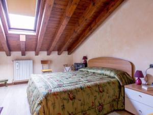 Un dormitorio con una cama en una habitación con ventana. en Casa di Alice, en Saló