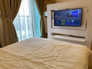 1 dormitorio con 1 cama y TV de pantalla plana en Cheras Lovely Studio House with Netflix and free car park, en Cheras