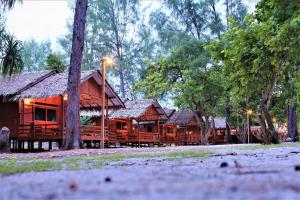 TapokrengにあるAndau Resort Raja Ampatの森の中の大型木造キャビン