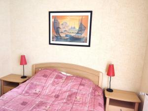 - une chambre avec un lit et 2 tables avec des lampes dans l'établissement Appartement Trégastel, 3 pièces, 4 personnes - FR-1-368-29, à Trégastel