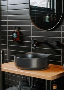 uma casa de banho preta com um lavatório preto e um espelho em Wander on Kangaroo Island em Stokes Bay