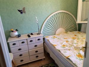Dormitorio infantil con cama y tocador en Appartement Marseillan-Plage, 2 pièces, 4 personnes - FR-1-326-599, en Marseillan