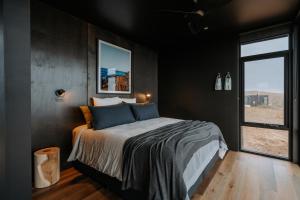 ein Schlafzimmer mit einem Bett in einem Zimmer mit einem Fenster in der Unterkunft Wander on Kangaroo Island in Stokes Bay