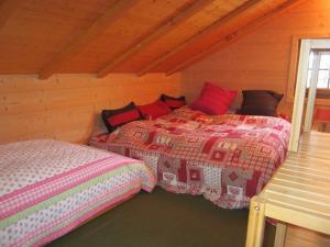 Een bed of bedden in een kamer bij Chalet le Rhône
