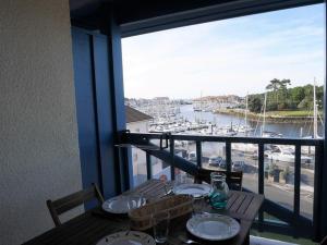 een tafel met uitzicht op een jachthaven vanaf een balkon bij Appartement Capbreton, 2 pièces, 4 personnes - FR-1-413-130 in Capbreton