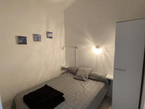 een slaapkamer met een bed en een lampje aan de muur bij Appartement Capbreton, 2 pièces, 4 personnes - FR-1-413-130 in Capbreton