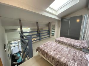 een slaapkamer met 2 stapelbedden en een dakraam bij Appartement Capbreton, 2 pièces, 4 personnes - FR-1-413-130 in Capbreton