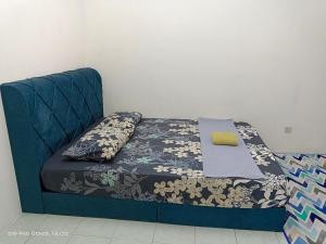 a bed in a room with a blue bed frame at OCEAN THIRTY # 15 mins to KLIA KLIA2 # with 2 Airconds & Wi-Fi in Banting