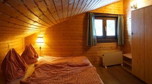 Postel nebo postele na pokoji v ubytování Gerlitzen-Hütte