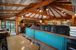 uma sala de jantar com mesas e cadeiras de madeira em Praise Suite em Gapyeong