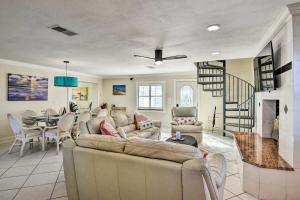 una sala de estar con un sofá y una mesa en Flagler Beach Oceanfront Haven with Hot Tub!, en Flagler Beach