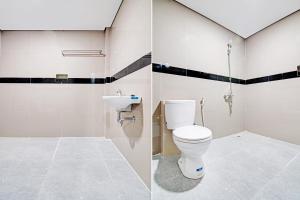 Duas fotografias de uma casa de banho com WC e lavatório. em OYO 92247 Penginapan Thoybah Syariah 