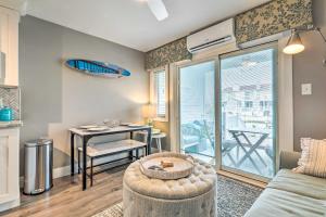 Ruang duduk di Less Than 1 Mi to Boardwalk Bayfront Ocean City Condo