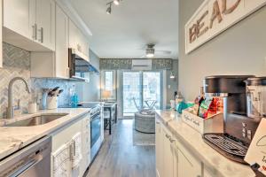 Dapur atau dapur kecil di Less Than 1 Mi to Boardwalk Bayfront Ocean City Condo