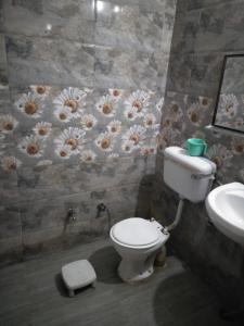 ein Bad mit einem WC und einem Waschbecken in der Unterkunft Hotel Shiv Mahima Inn By WB Inn in Allahabad