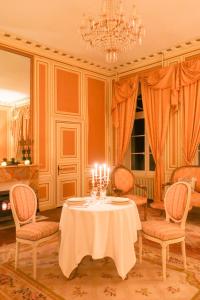 Posedenie v ubytovaní Chateau du Hallay