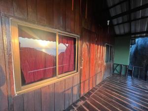 - une fenêtre sur le côté d'un bâtiment en bois dans l'établissement Char Bungalows, à Koh Tao