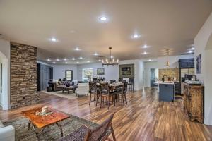 sala de estar amplia con comedor y cocina en Beautiful Ranch Home with Cascade Mountain View, en Powell Butte