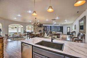 cocina y sala de estar con fregadero y sala de estar en Beautiful Ranch Home with Cascade Mountain View, en Powell Butte