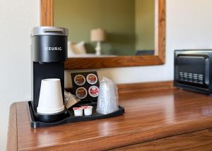 een koffiezetapparaat op een aanrecht in een hotelkamer bij The Trail Inn - Sutton, Nebraska - US-6 HWY 