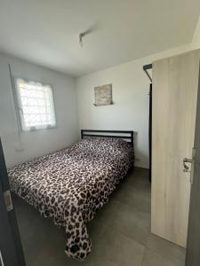 - une chambre avec un lit dans une pièce dotée d'une fenêtre dans l'établissement Maison T1 bis Corse, à Lucciana