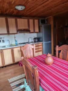 une cuisine avec une table avec un vase dessus dans l'établissement Pryvitannya Sontsyu, à Skhidnitsa 12 autres photos