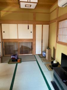 Habitación anemption con una habitación con suelo en 田舎庵, en Hanyu