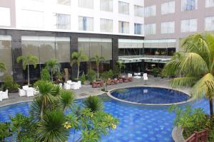 Bazén v ubytování FUGO Hotel Banjarmasin nebo v jeho okolí