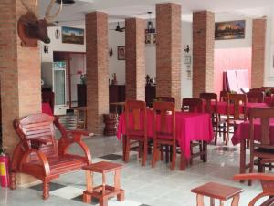 ein Esszimmer mit rosa Tischen und Stühlen in der Unterkunft Bou Savy Guesthouse in Siem Reap