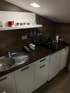 Kuchyň nebo kuchyňský kout v ubytování MM Apartman