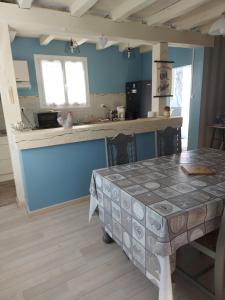 Kuchyň nebo kuchyňský kout v ubytování Au coeur de la nature Les cocottes