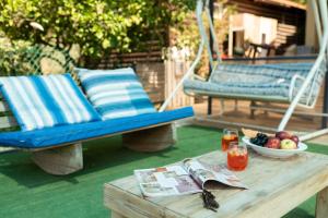 un columpio y una mesa con un bol de fruta en el patio en Galilaeaen Loft, en Chorazim