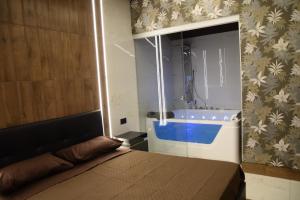 um quarto com uma cama e uma banheira em Rebecca House suites em Catânia